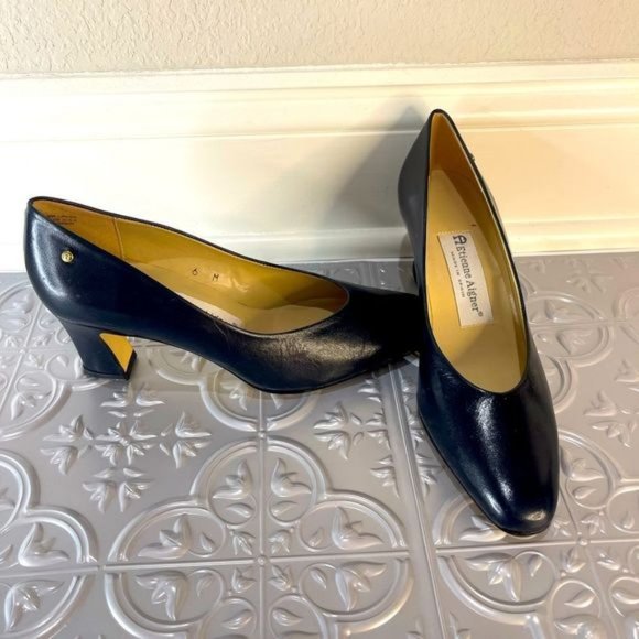 Brand NEW Etienne Aigner navy leather heels size 6 - Picture 1 of 7